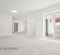 NA PREDAJ 4-IZB.BUNGALOV S DVOJGARÁŽOU,ORECHOVÁ POTôŇ - Priestranný interiér rodinného domu s bielymi stenami a veľkými oknami.