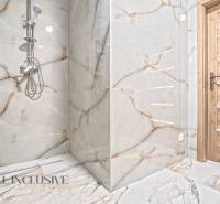 NA PREDAJ 4-IZB.BUNGALOV S DVOJGARÁŽOU,ORECHOVÁ POTôŇ - Kúpeľňa v rodinnom dome s imitáciou mramoru na stenách a drevenými dverami.