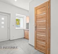 NA PREDAJ 4-IZB.BUNGALOV S DVOJGARÁŽOU,ORECHOVÁ POTôŇ - Biela chodba Rodinného domu s drevenými dverami a keramickou podlahou.