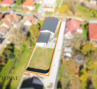 NA PREDAJ 4-IZB.BUNGALOV S DVOJGARÁŽOU,ORECHOVÁ POTôŇ - Výhľad na rodinný dom v Orechovej Potôni s dvorom a trávnikom.