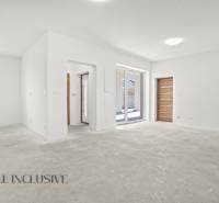 NA PREDAJ 4-IZB.BUNGALOV S DVOJGARÁŽOU,ORECHOVÁ POTôŇ - Priestranný interiér rodinného domu s bielymi stenami a dlažbovou podlahou.