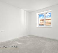 NA PREDAJ 4-IZB.BUNGALOV S DVOJGARÁŽOU,ORECHOVÁ POTôŇ - Prázdna izba s oknom, biele steny, výhľad na budovu z rodinného domu.