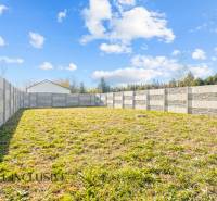 NA PREDAJ 4-IZB.BUNGALOV S DVOJGARÁŽOU,ORECHOVÁ POTôŇ - Záhrada rodinného domu v Orechovej Potôni s betónovým plotom a trávnatým povrchom.