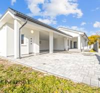 NA PREDAJ 4-IZB.BUNGALOV S DVOJGARÁŽOU,ORECHOVÁ POTôŇ - Rodinný dom v Orechovej Potôni s bielou fasádou a vydláždeným vstupom.