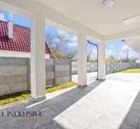 NA PREDAJ 4-IZB.BUNGALOV S DVOJGARÁŽOU,ORECHOVÁ POTôŇ - Terasa rodinného domu v Orechovej Potôni s výhľadom na oplotenie a záhradu.