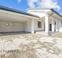 NA PREDAJ 4-IZB.BUNGALOV S DVOJGARÁŽOU,ORECHOVÁ POTôŇ - Rodinný dom v Orechovej Potôni s terasou a garážovým prístreškom na dlažbe.