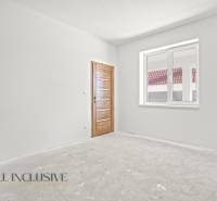 NA PREDAJ 4-IZB.BUNGALOV S DVOJGARÁŽOU,ORECHOVÁ POTôŇ - Rodinný dom s bielou stenou a drevenými dverami, okno s výhľadom na strechu.