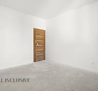 NA PREDAJ 4-IZB.BUNGALOV S DVOJGARÁŽOU,ORECHOVÁ POTôŇ - Miestnosť v rodinnom dome so svetlými stenami a drevenými dverami.