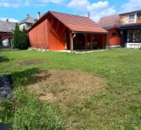 TUŽINA okres Prievidza - CHATA s terasou a garážou - Chata v Tužine s drevenou prístavbou a zeleným dvorom.