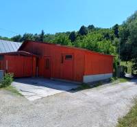 TUŽINA okres Prievidza - CHATA s terasou a garážou  - Chata v Tužine so štítovou strechou obklopená zeleňou.