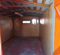 TUŽINA okres Prievidza - CHATA s terasou a garážou  - Interiér chaty s drevenou konštrukciou a oknami.