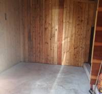 TUŽINA okres Prievidza - CHATA s terasou a garážou  - Drevené obloženie a betónová podlaha v chatke v Tužine.