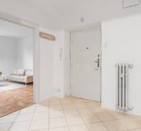 REZERVOVANÉ I Predaj charizmatického bytu Pavlovova ulica - Chodba v 3-izbovom byte so vstupnými dverami, radiátorom a pohľadom na obývačku.