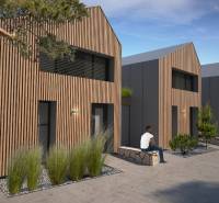 MODERNÉ 3-IZB. RODINNÉ DOMY, ZÁHRADA, SAUNA, TERASA, OBEC TURECKÁ - Rodinný dom v Tureckej s dreveným obkladom, ľudia relaxujú na lavičke.