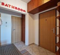 PRENÁJOM zariadený 3-izb byt, Pribišova, Bratislava - Vstupná chodba s dverami a vešiakom v 3-izbovom byte, dlažba na podlahe.