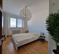 PRENÁJOM zariadený 3-izb byt, Pribišova, Bratislava - Spálňa v 3-izbovom byte s lôžkom, bielymi stenami a podlahou s dreveným dekorom.