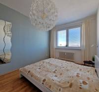 PRENÁJOM zariadený 3-izb byt, Pribišova, Bratislava - Spálňa v 3-izbovom byte s pohodlnou posteľou, zrkadlom a podlahou s dreveným dekorom.