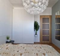 PRENÁJOM zariadený 3-izb byt, Pribišova, Bratislava - Spálňa s dekoratívnym svietidlom, šatníkovou skriňou a podlahou s dreveným dekorom v 3-izbovom byte.