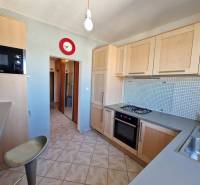 PRENÁJOM zariadený 3-izb byt, Pribišova, Bratislava - Kuchyňa v 3-izbovom byte s plynovým sporákom, svetlými skrinkami a dlažbou.