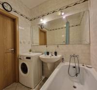 PRENÁJOM zariadený 3-izb byt, Pribišova, Bratislava - Kúpeľňa v 3-izbovom byte s vaňou, práčkou a veľkým zrkadlom.