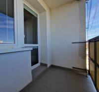 PRENÁJOM zariadený 3-izb byt, Pribišova, Bratislava - Balkón 3-izbového bytu na Pribišovej ulici, Bratislava - Dlhé diely, s dlažbou a sieťou.