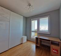 PRENÁJOM zariadený 3-izb byt, Pribišova, Bratislava - Izba v 3-izbovom byte s podlahou s dreveným dekorom, stolom a skriňou.