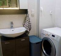 PRENÁJOM - 1,5 izbový byt Košice - Staré mesto - Kúpeľňa v 1-izbovom byte so zrkadlovou skrinkou, umývadlom a práčkou.