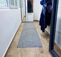 PRENÁJOM - 1,5 izbový byt Košice - Staré mesto - Chodba s dlažbou v dekore dreva v 1-izbovom byte so vstavanou skriňou na oblečenie.