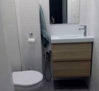 PRENÁJOM - 1,5 izbový byt Košice - Staré mesto - Kompaktná kúpeľňa s umývadlom a skrinkou v 1-izbovom byte, obklady s jemnou textúrou.