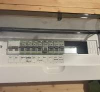  MH280- Na predaj krásna záhrada s chatkou v Komárne! - Elektrická rozvodná skriňa v chate s podlahou s dreveným dekorom.