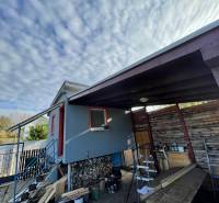  MH280- Na predaj krásna záhrada s chatkou v Komárne! - Chata v Komárne na Novej osade so schodiskom a dreveným prístreškom pod oblakmi.