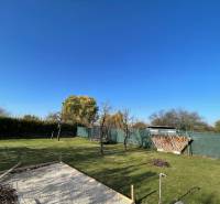  MH280- Na predaj krásna záhrada s chatkou v Komárne! - Záhrada pri chate na Novej osade v Komárne s trávnikom a ohniskom.