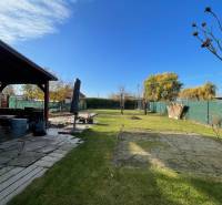  MH280- Na predaj krásna záhrada s chatkou v Komárne! - Záhrada pri chate na ulici Nová osada v Komárne, s trávnikom a altánkom.