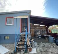  MH280- Na predaj krásna záhrada s chatkou v Komárne! - Chata v Komárne na ulici Novej osady s krytou terasou a dreveným schodiskom.