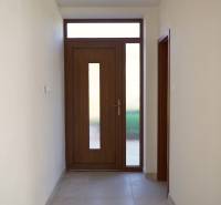 Predaj novostavba rodinného domu   Nová Baňa - Chodba v rodinnom dome s dverami z tmavého dreva a rovným stropom.