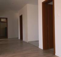 Predaj novostavba rodinného domu   Nová Baňa - Interiér rodinného domu s podlahou s dreveným dekorom a bielymi stenami.