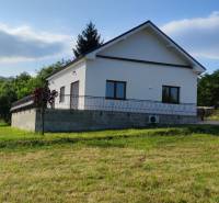 Predaj novostavba rodinného domu   Nová Baňa - Rodinný dom v Novej Bani obklopený zeleňou a veľkým trávnatým pozemkom.