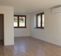 Predaj novostavba rodinného domu   Nová Baňa - Interiér rodinného domu s klimatizáciou a podlahou s dreveným dekorom.