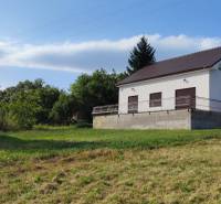 Predaj novostavba rodinného domu   Nová Baňa - Rodinný dom v Novej Bani obklopený zeleňou a veľkým trávnikom.