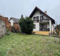 NA PREDAJ veľký rodinný dom v obci Pusté Úľany Sládkovičovo - Rodinný dom obklopený trávnikom, tehlovým múrom a plotom.
