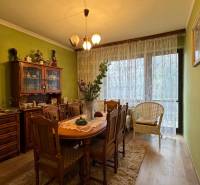 NA PREDAJ veľký rodinný dom v obci Pusté Úľany Sládkovičovo - Jedáleň so starožitným nábytkom, zelenou stenou a veľkým oknom, vhodná do rodinného domu.