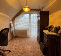 NA PREDAJ veľký rodinný dom v obci Pusté Úľany Sládkovičovo - Kompaktná izba v rodinnom dome, vybavená nábytkom a dekoráciami.