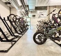 PREDAJ - LIGET Nový 2 izbový apartmán pri Sade Janka Kráľa, Petržalka - Úschovňa bicyklov v 2-izbovom byte so zavesenými bicyklami na stojanoch.