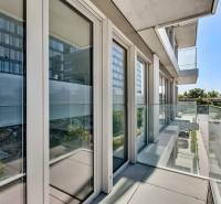 PREDAJ - LIGET Nový 2 izbový apartmán pri Sade Janka Kráľa, Petržalka - Balkón 2-izbového bytu na Krasovského ulici v Bratislave - Petržalke so skleneným zábradlím.