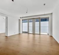 PREDAJ - LIGET Nový 2 izbový apartmán pri Sade Janka Kráľa, Petržalka - Priestranná izba s drevenou podlahou a veľkými francúzskymi oknami v 2-izbovom byte.