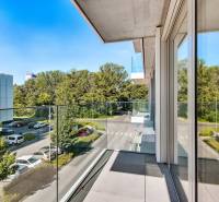 PREDAJ - LIGET Nový 2 izbový apartmán pri Sade Janka Kráľa, Petržalka - Balkón s výhľadom na stromy a parkovisko na Krasovského v Bratislave - Petržalke.