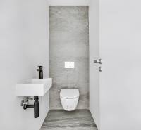 PREDAJ - LIGET Nový 2 izbový apartmán pri Sade Janka Kráľa, Petržalka - Minimálna kúpeľňa s toaletou a umývadlom v 2-izbovom byte.