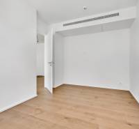 PREDAJ - LIGET Nový 2 izbový apartmán pri Sade Janka Kráľa, Petržalka - Prázdna miestnosť s bielymi stenami a drevenou podlahou v 2-izbovom byte.