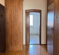 NA PRENÁJOM - 3izb.byt - Zvolenská ul. - Chodba v 3-izbovom byte s dreveným dekorom a drevenými dverami.