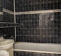 NA PRENÁJOM - 3izb.byt - Zvolenská ul. - Kúpeľňa v 3-izbovom byte s čiernym obkladom a bielym umývadlom.